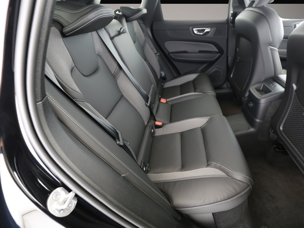 Bild 4 Volvo XC60 Plus Dark Recharge Plug-In Hybrid AWD T8 Tw