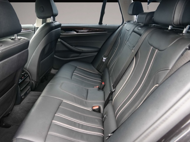 Fotografie 6 des BMW 520 d Luxury Line Touring Mild Hybrid Park-Assis