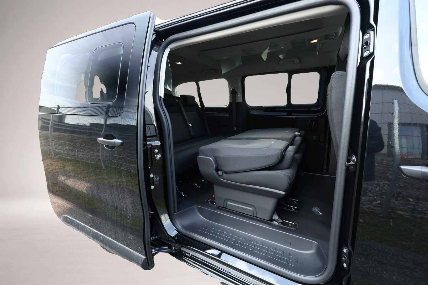 Fotografie des Peugeot Expert Kombi L3 9S LED AHK PrivG 2xKlima Nav Kam