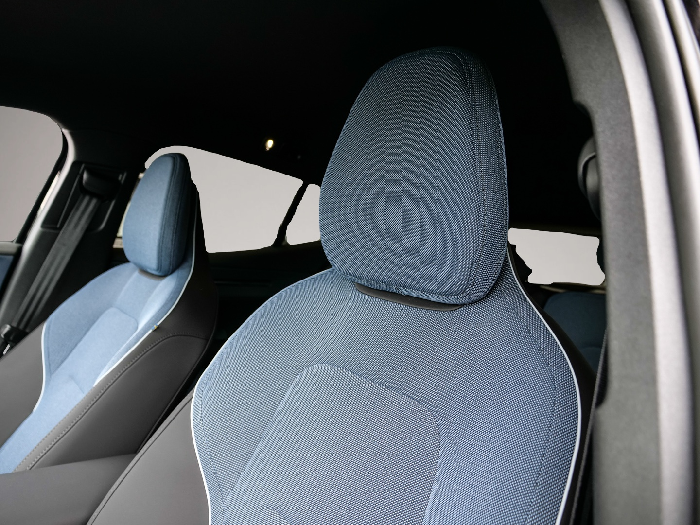 Bild 5 Volvo EX30 Black Edition Single Motor Plus Winter-Pake