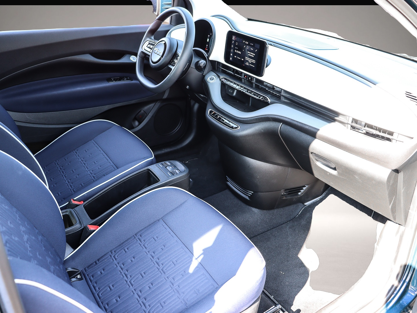 Bild 3 Fiat 500e Action Apple CarPlay Android Auto Fahrerpro
