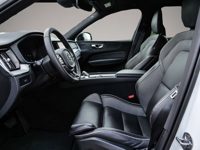 Bild 4 Volvo XC60 Plus Dark AWD B5 Benzin EU6d Allrad Leder d