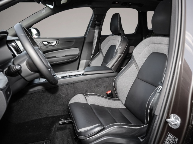 Bild 6 Volvo XC60 Ultimate Dark AWD B5 Benzin EU6d Allrad HUD