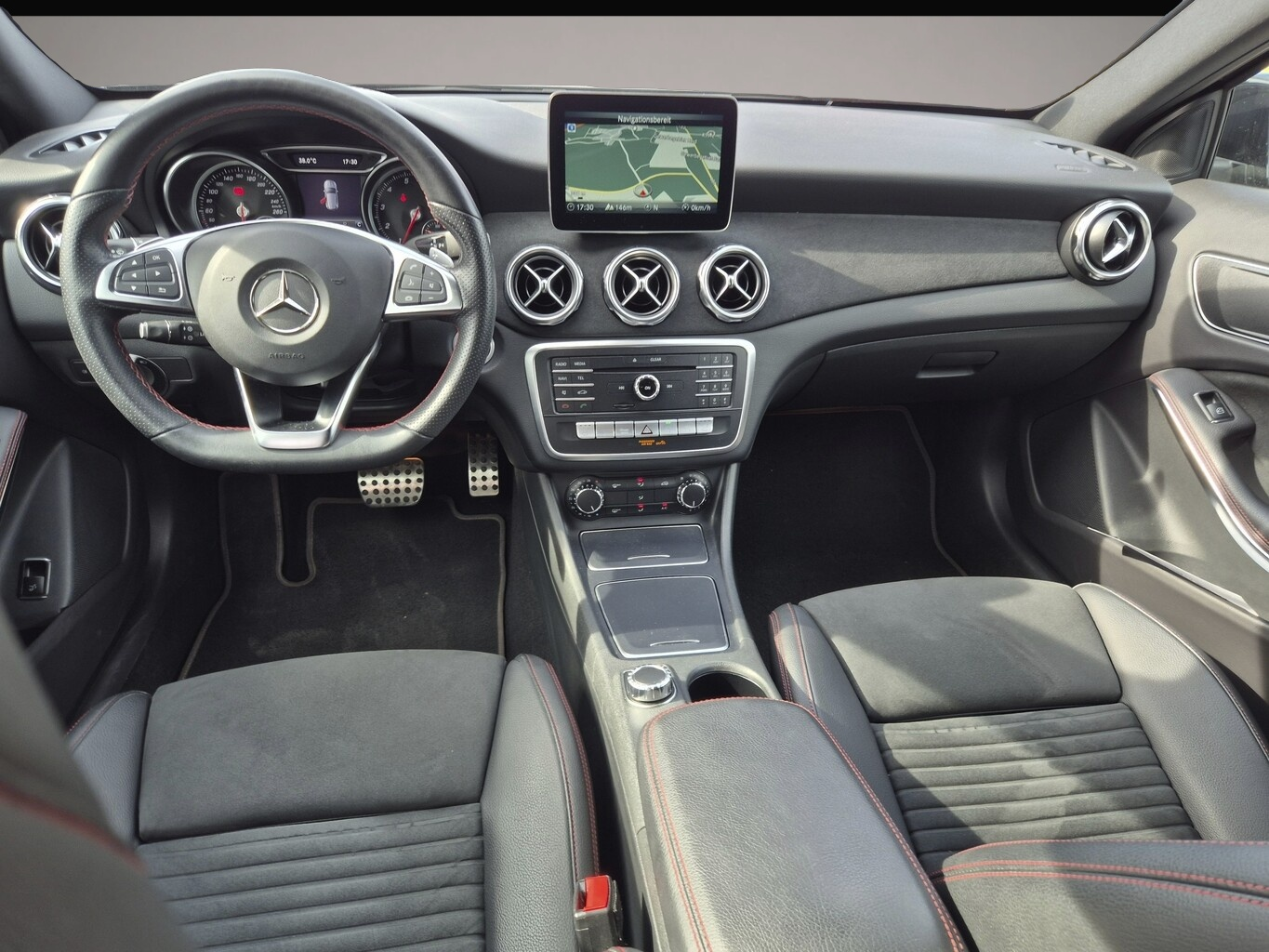 Fotografie 6 des Mercedes-Benz GLA 180 DCT AMG Line LED Nav SHZ ParkAs eHk 19Z