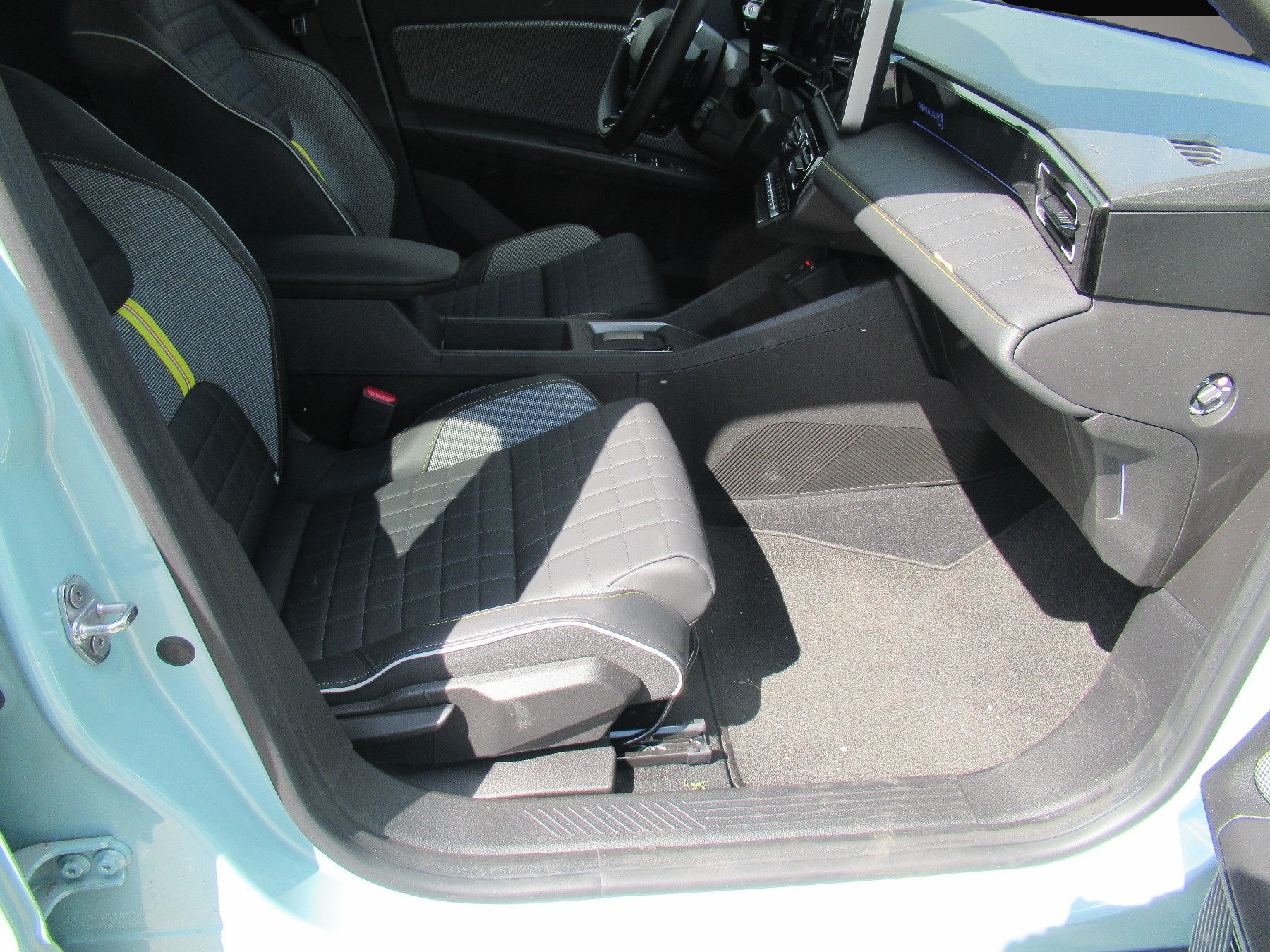 Bild 2 Renault R 4 E-Tech elektrisch Iconic 150 Comfort Range