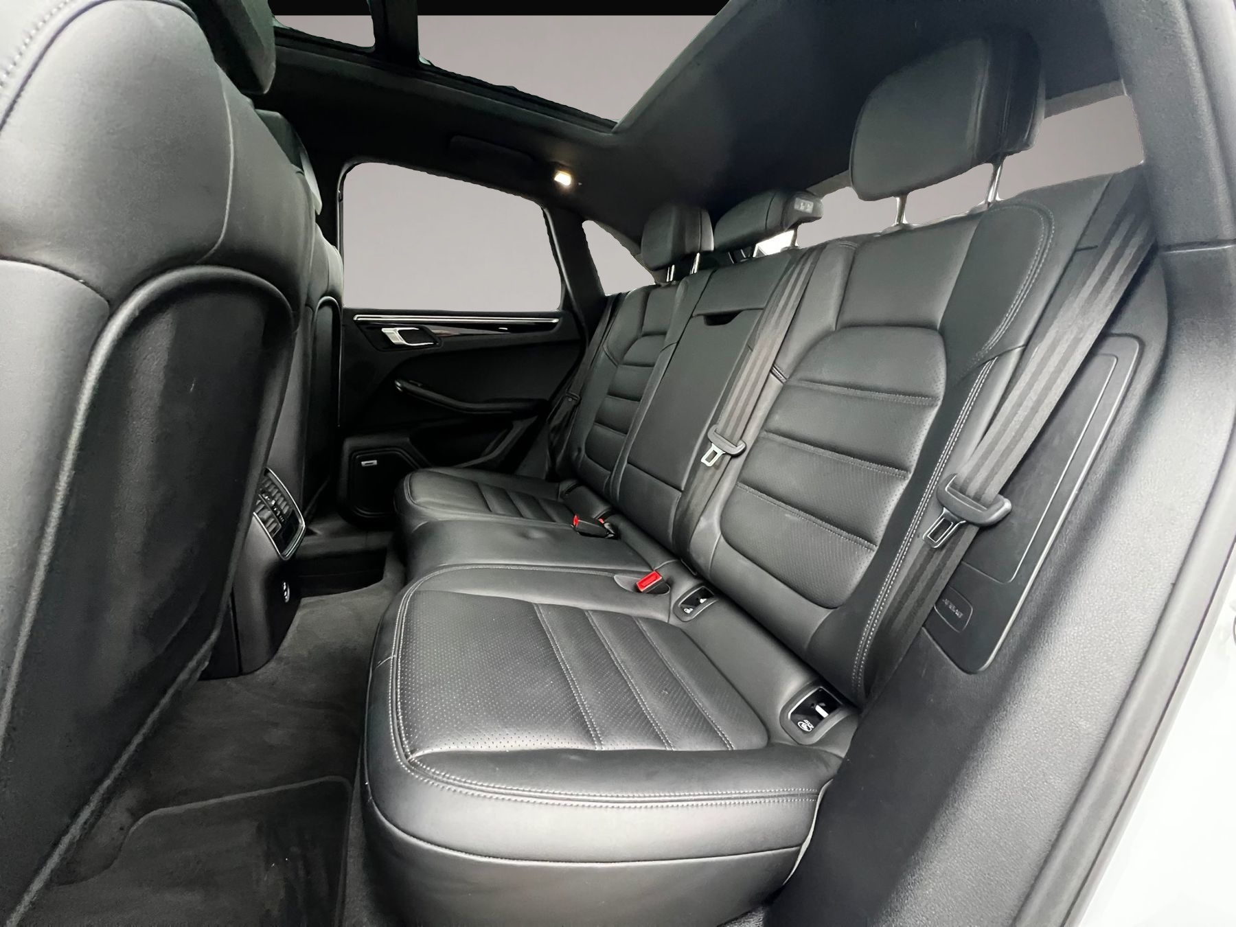 Bild 6 Porsche Macan S PDK Chrono+Pano Dach+8-fach Bereift