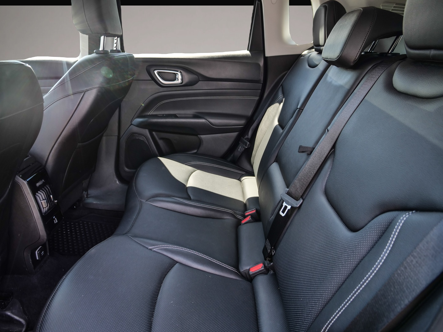 Bild 6 Jeep Compass S Plug-In Hybrid 4WD Navi Soundsystem 36