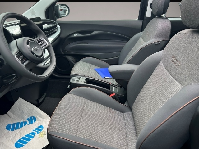 Bild 4 Fiat 500e Icon Navi Apple CarPlay Android Auto Klimaa
