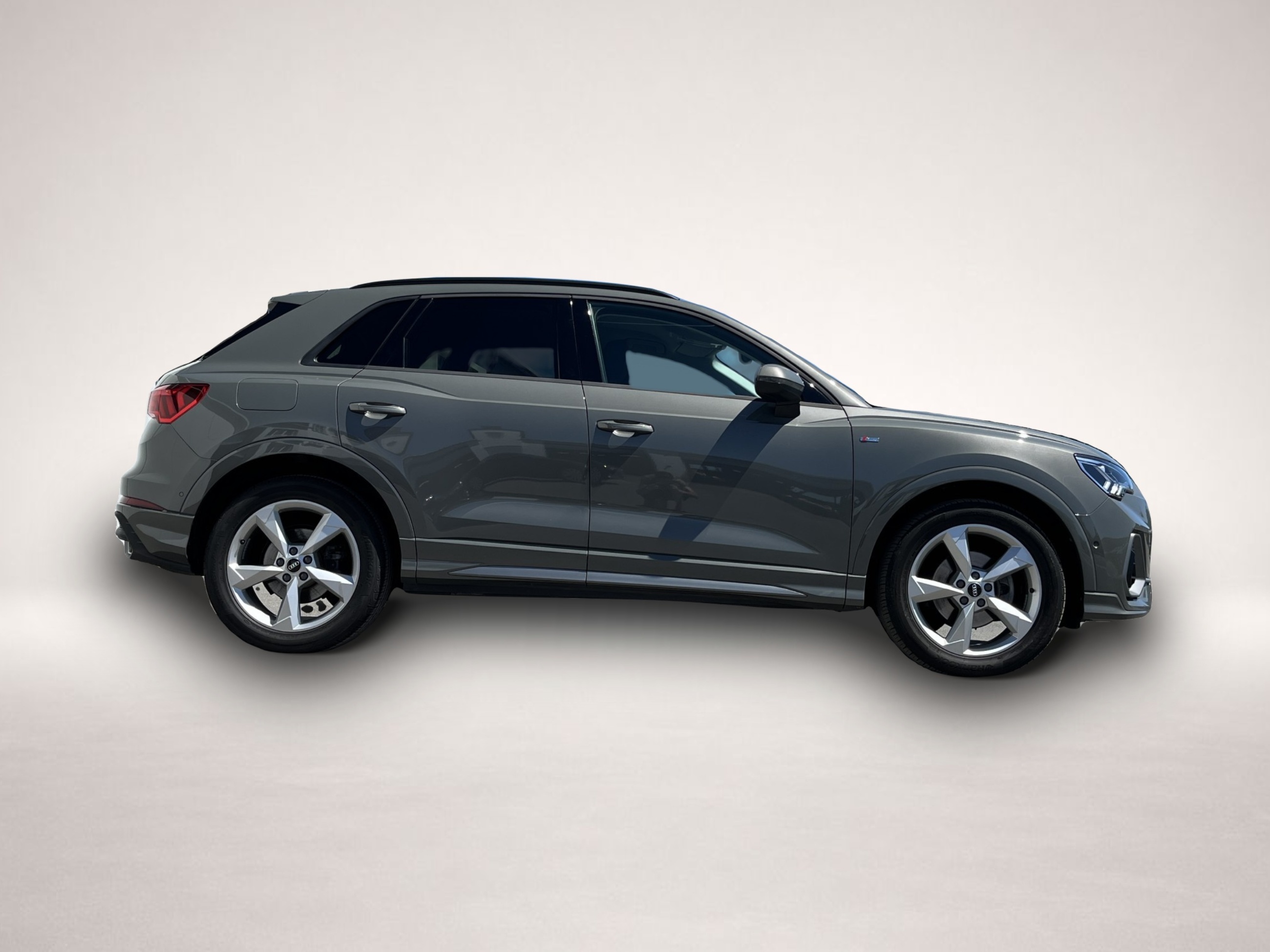 Bild 4 Audi Q3 35 2.0 TDI S tronic S line AHK ACC Navi LED R
