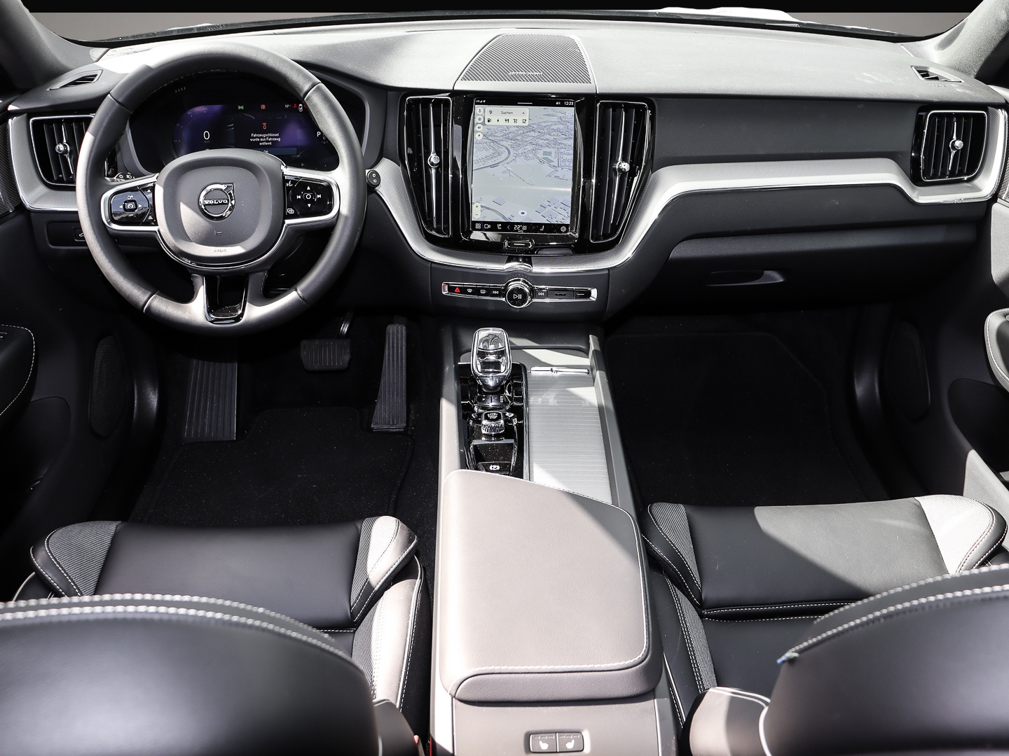 Bild 4 Volvo XC60 R Design Plus Dark Recharge Plug-In Hybrid