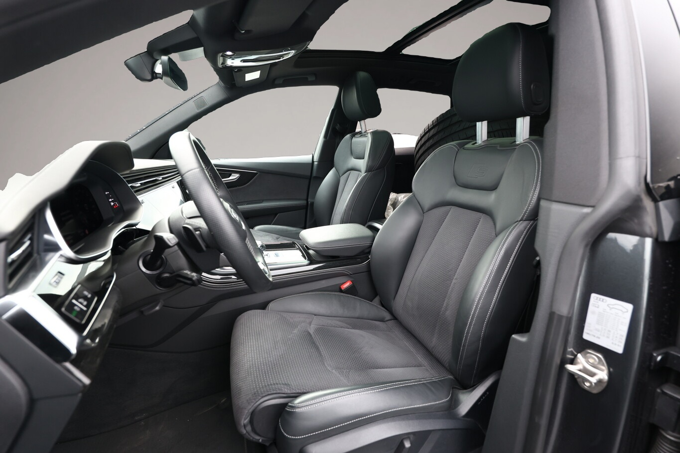 Fotografie des Audi quattro Q8 55 TFSI 340 quattro Matrix 2xS line PanoD 21Z