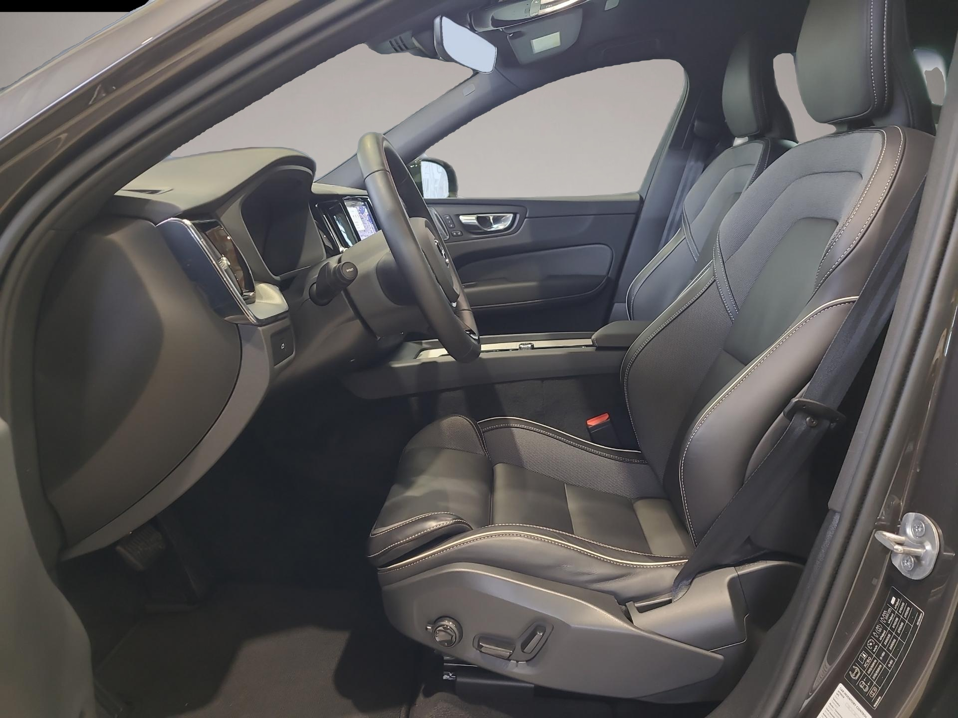 Bild 4 Volvo XC60 B5 (Benzin) Plus Dark AWD Automatik Bluetoo