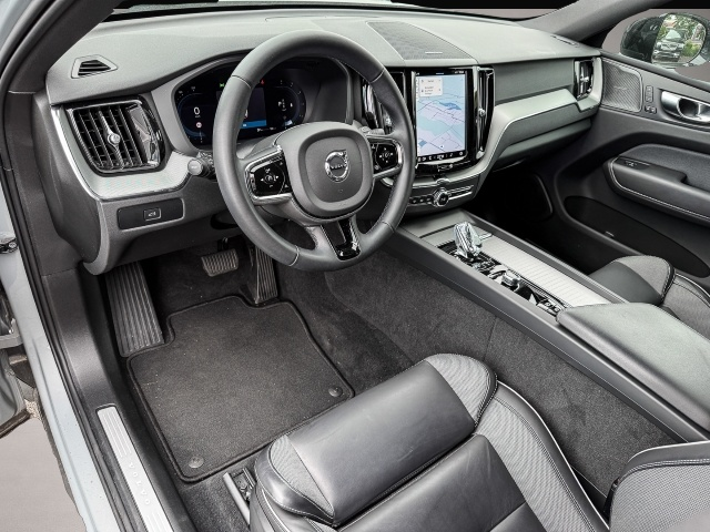 Fotografie des Volvo XC60 Plus Dark 2WD Leder Digitales Cockpit Memor