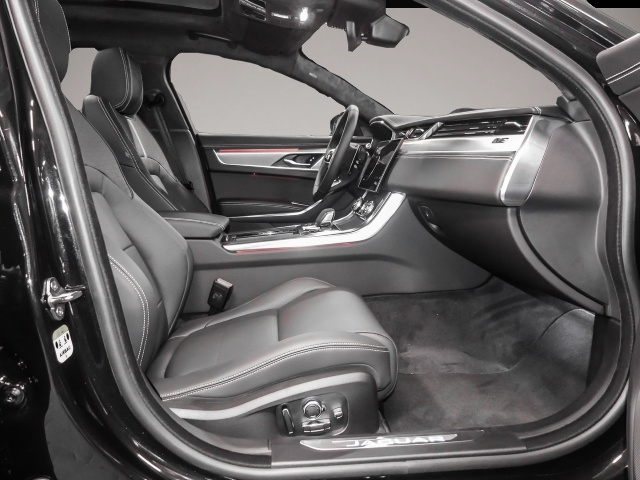 Fotografie 3 des Jaguar XF Sportbrake R-Dynamic HSE AWD D200 Mild-Hybrid