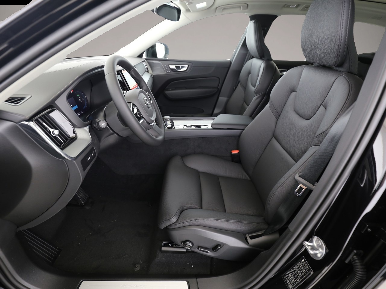 Bild 3 Volvo XC60 Ultra Dark Recharge Plug-In Hybrid AWD T8 T