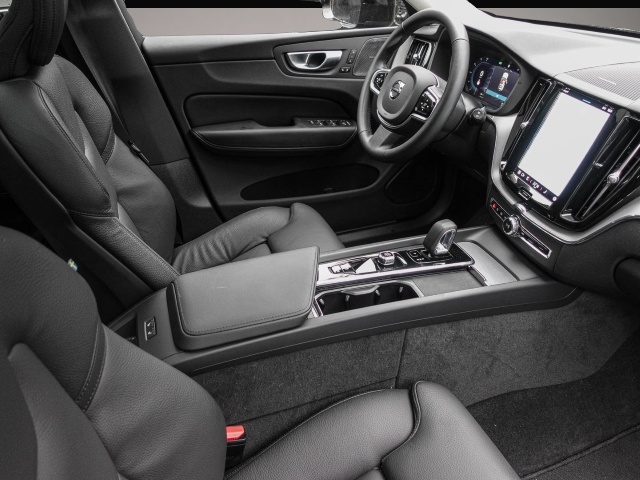 Fotografie des Volvo XC60 Plus Dark Recharge Plug-In Hybrid AWD T6 Tw