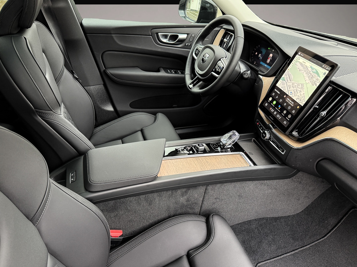 Bild 3 Volvo XC60 B5 Benzin AWD Plus Dark Lagom-Paket Panoram