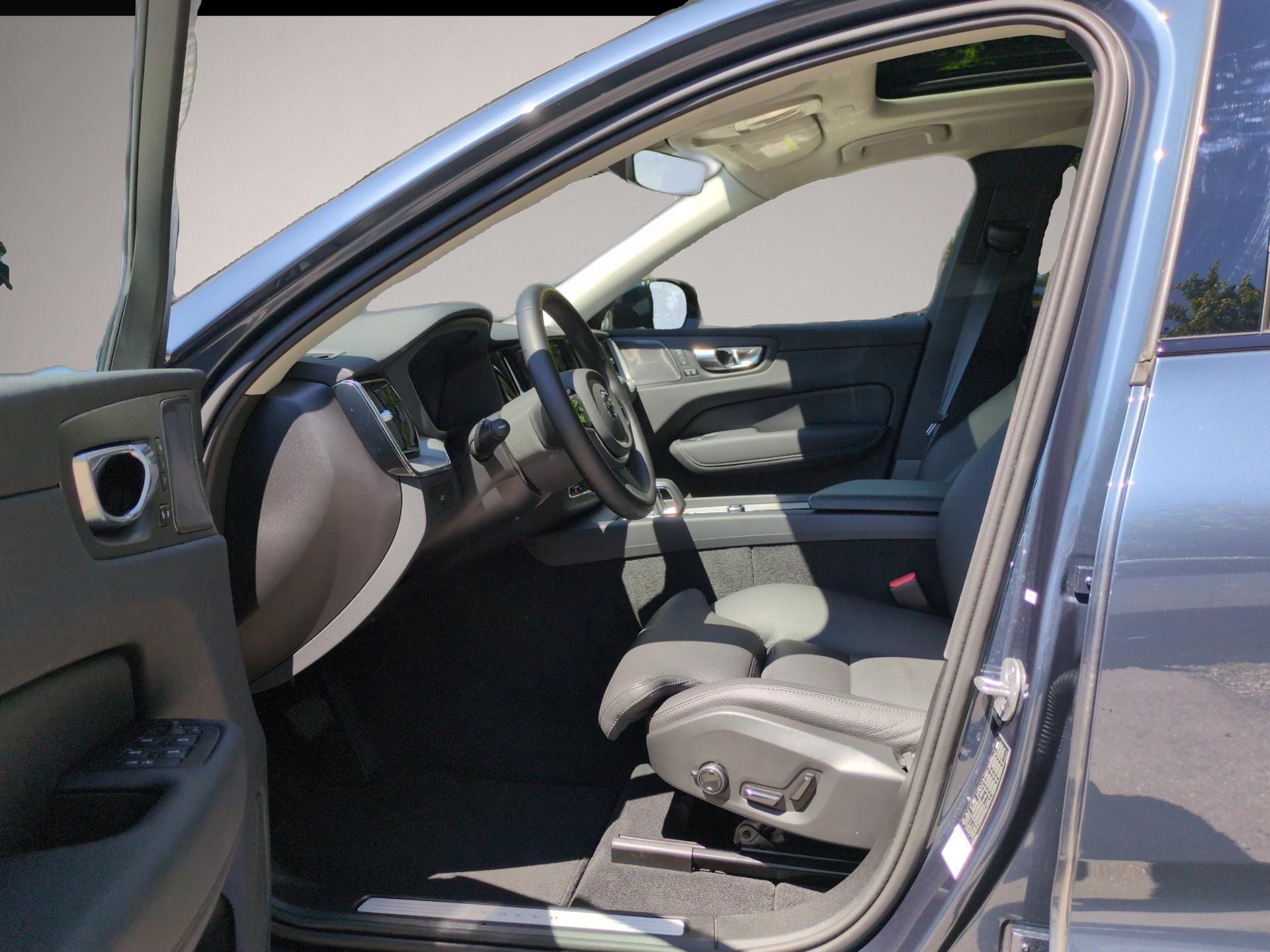 Bild 5 Volvo XC60 B5 (Benzin) Plus Dark AWD Automatik Bluetoo