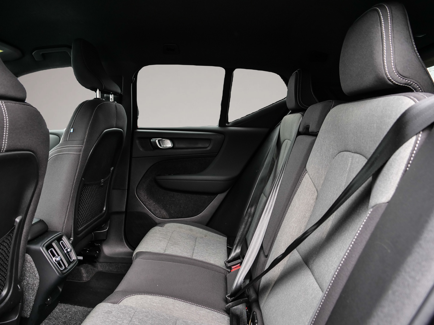 Bild 6 Volvo XC40 Plus Black Edition 2WD StandHZG Digitales C
