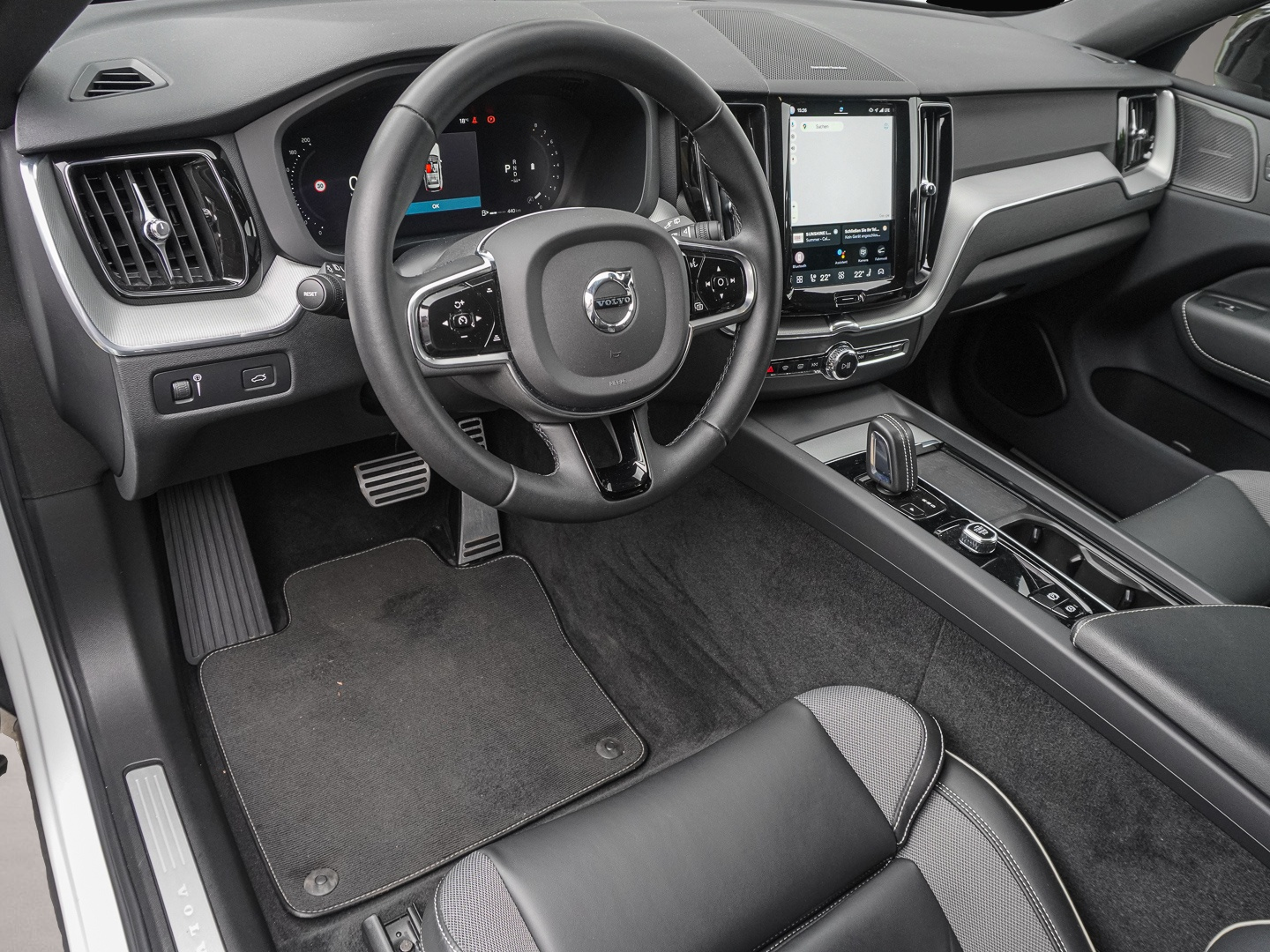 Bild 4 Volvo XC60 R Design 2WD Leder Digitales Cockpit Memory