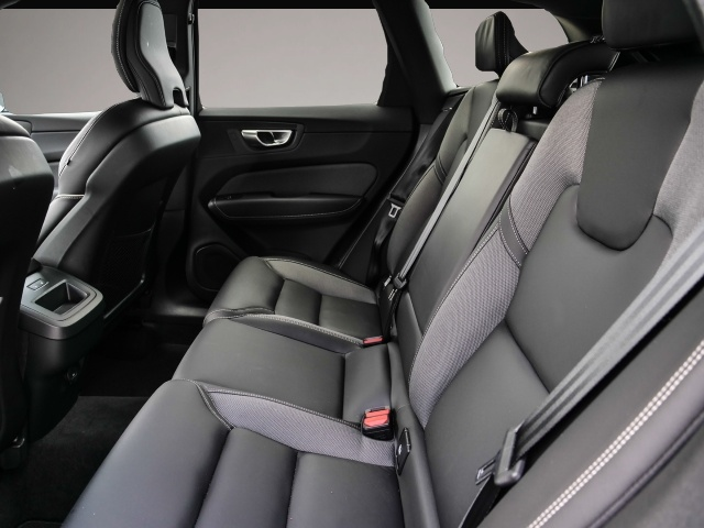 Bild 6 Volvo XC60 Plus Dark AWD B5 Benzin EU6d Allrad Leder d