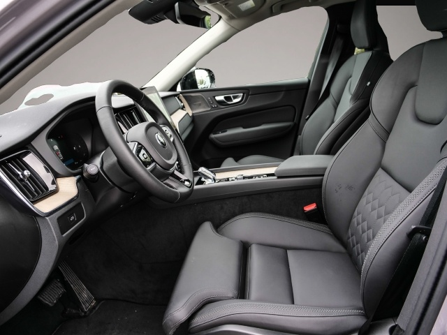 Bild 4 Volvo XC60 FACELIFT Plus Dark AWD HUD Digitales Cockpi