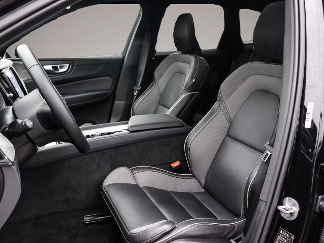 Fotografie 6 des Volvo XC60 Plus Dark Recharge Plug-In Hybrid AWD T8 Tw