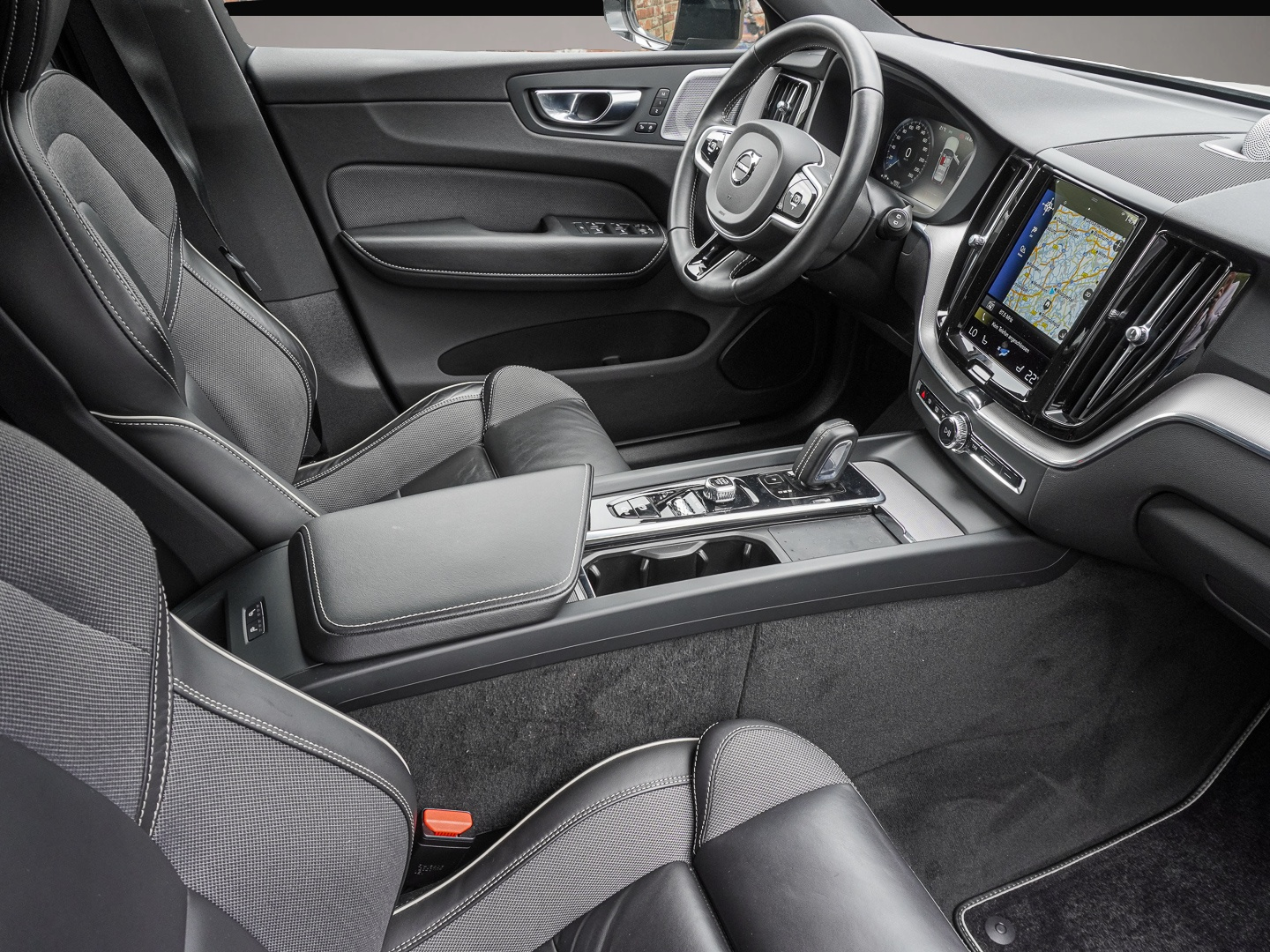 Bild 3 Volvo XC60 R Design AWD StandHZG AHK Navi Digitales Co