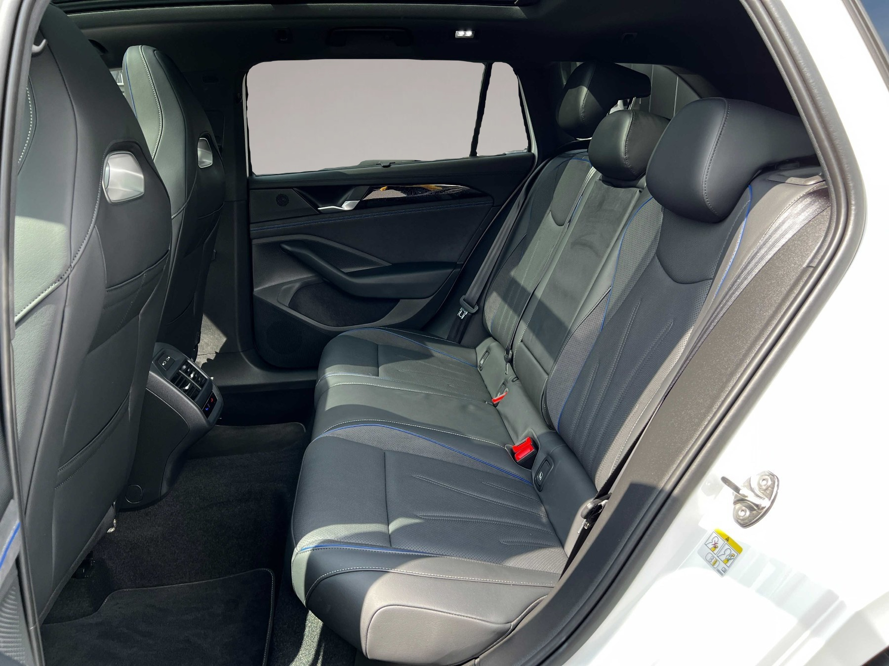 Fotografie 7 des Volkswagen Passat Variant 2.0 DSG RLine PANO AHK MASSAGE KA