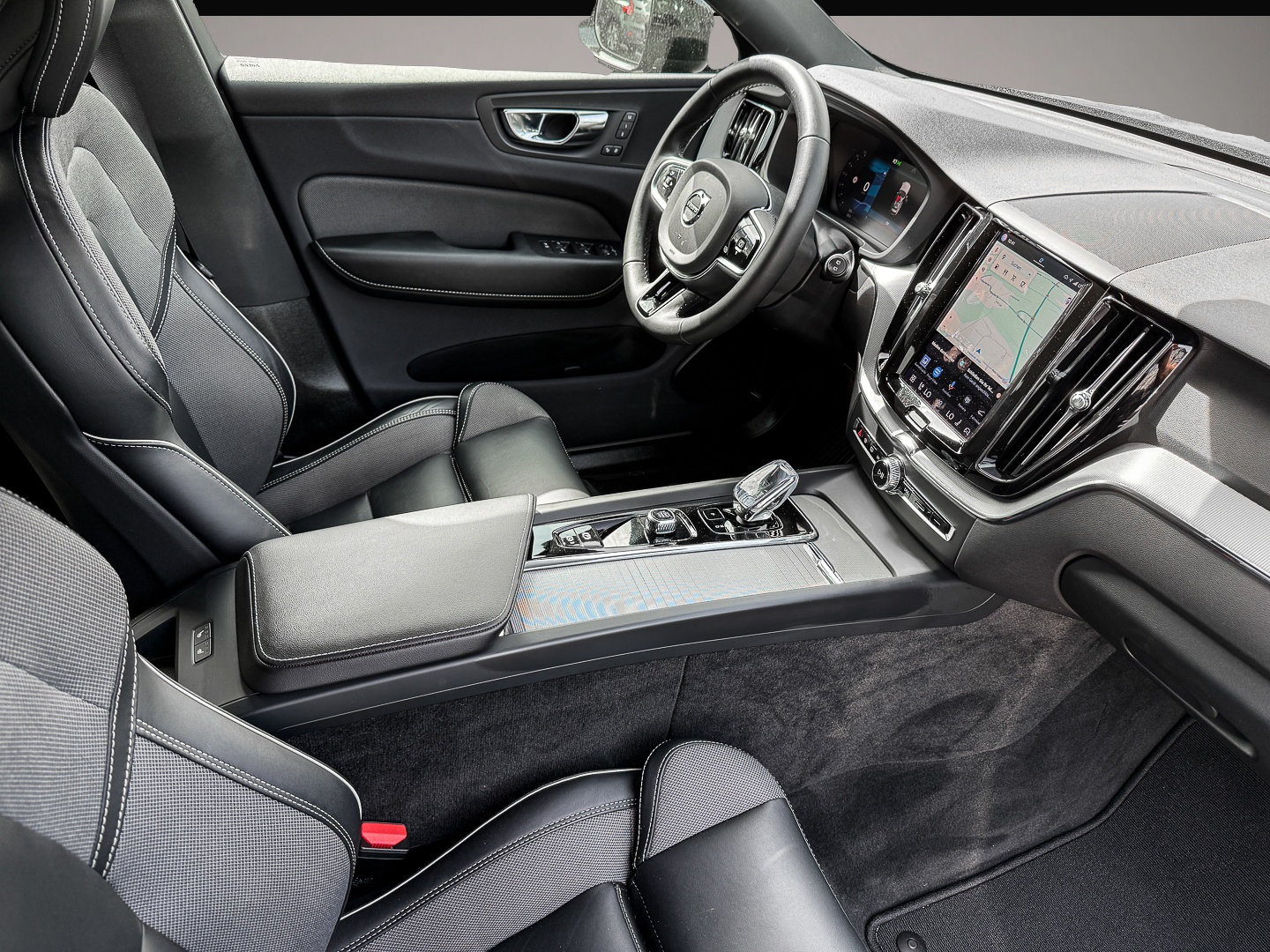 Bild 4 Volvo XC60 Plus Dark 2WD B4 Benzin EU6d Leder Digitale