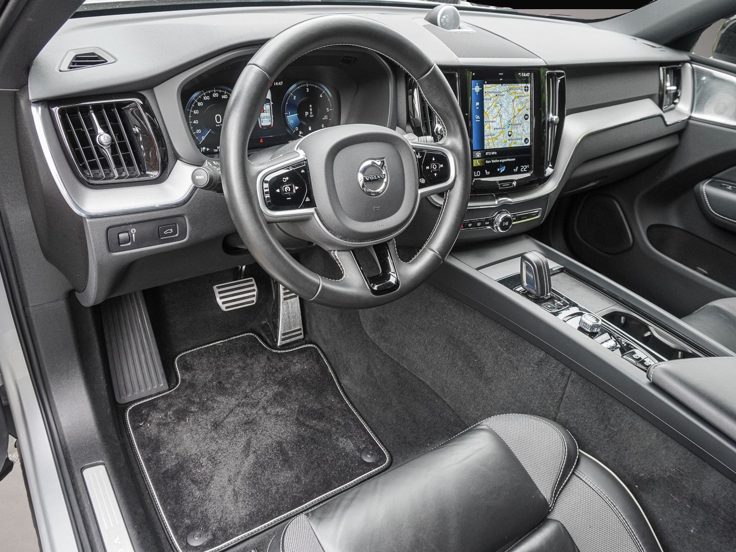 Bild 4 Volvo XC60 R Design AWD StandHZG AHK Navi Digitales Co