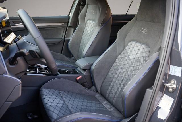 Fotografie 3 des Volkswagen Golf 1.5 eTSI 110kW 7DSG R-LINE Limited