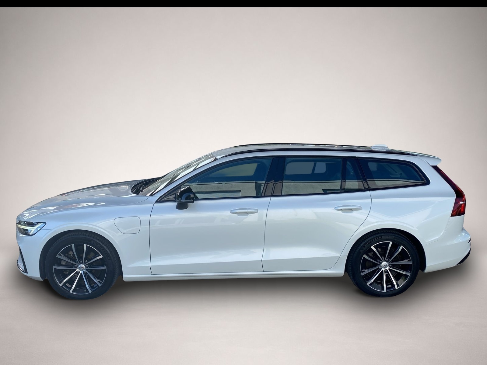 Fotografie 2 des Volvo V60 Kombi T8 Plus Dark Recharge WiPa*LED*Navi*DA