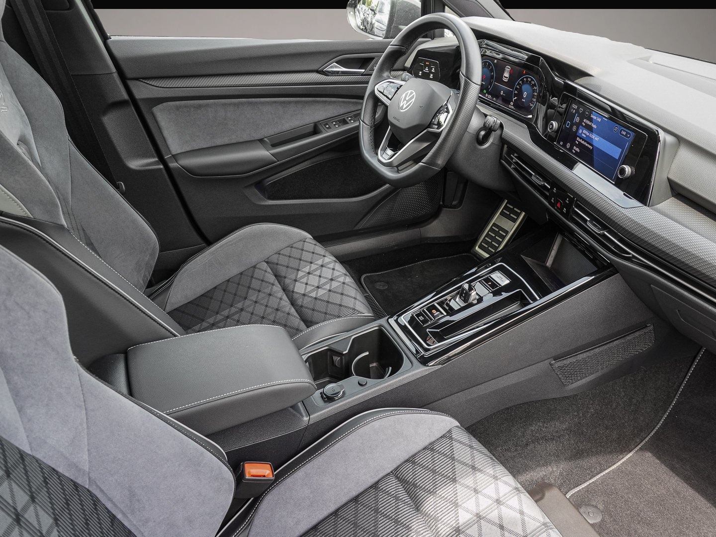 Fotografie 6 des Volkswagen Golf 1.5 TSI DSG R-Line PDC SPORTFAHRWERK ALU