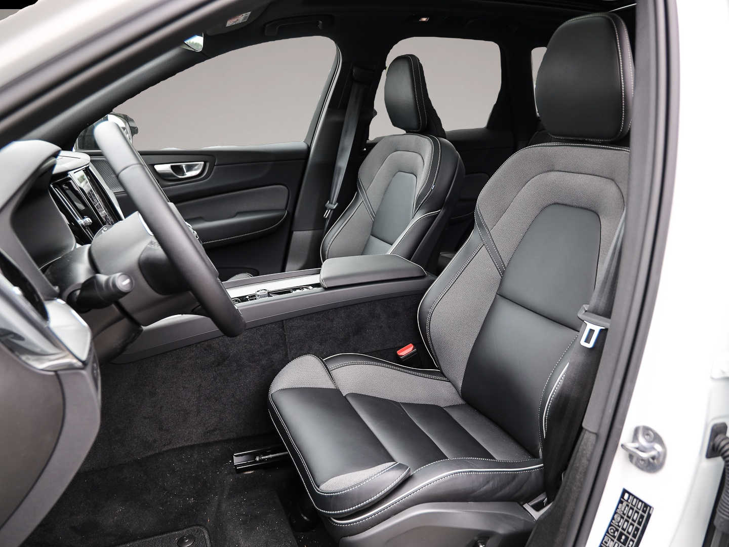 Bild 6 Volvo XC60 Plus Dark Recharge Plug-In Hybrid AWD T8 Tw