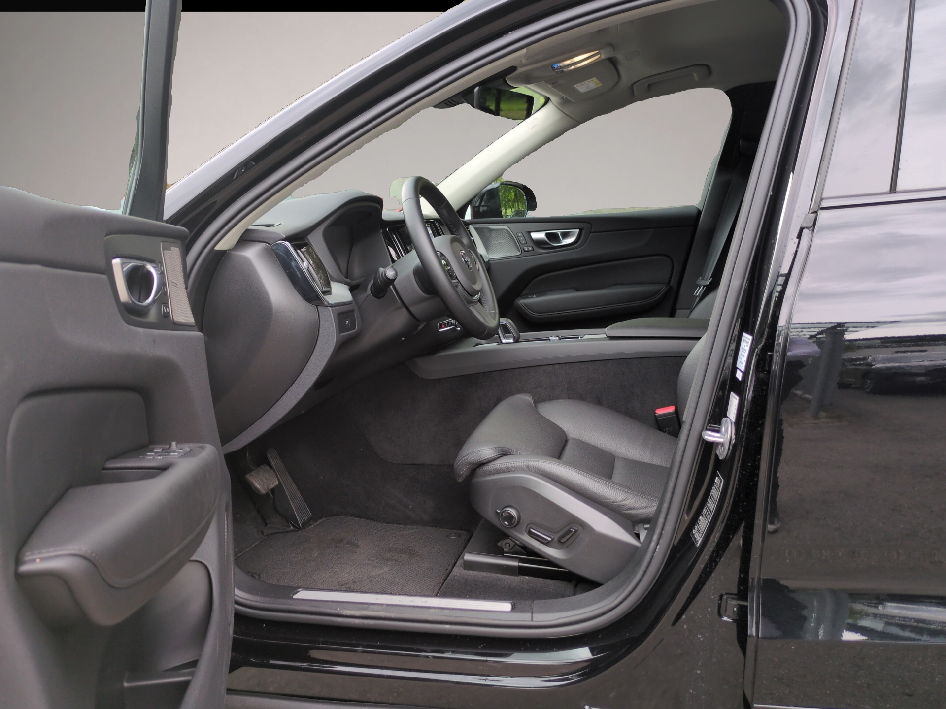 Bild 5 Volvo XC60 B5 (Benzin) Plus Dark AWD Automatik Bluetoo