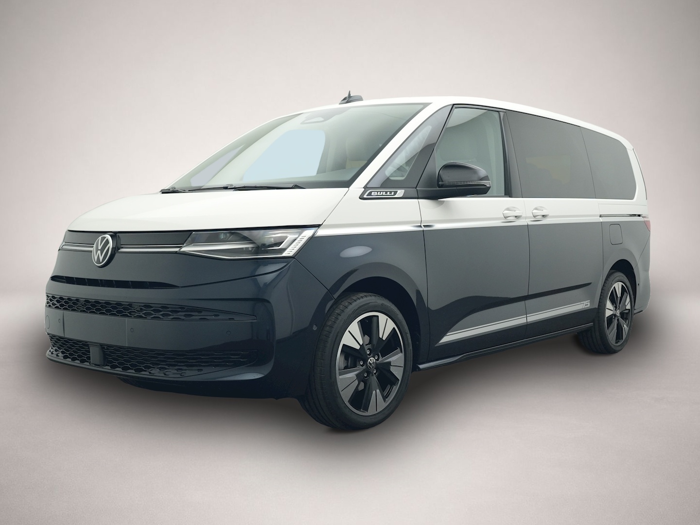 Fotografie des Volkswagen T7 Multivan 75 Jahre BULLI 5-J-GAR ALU 19 AHK L