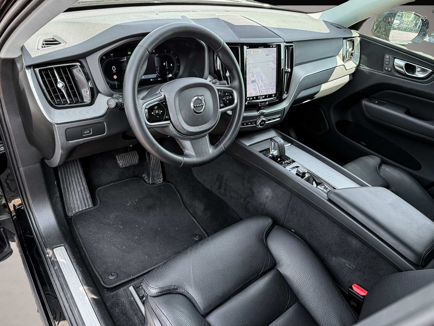 Bild 5 Volvo XC60 Plus Dark 2WD B4 Diesel EU6d Digitales Cock