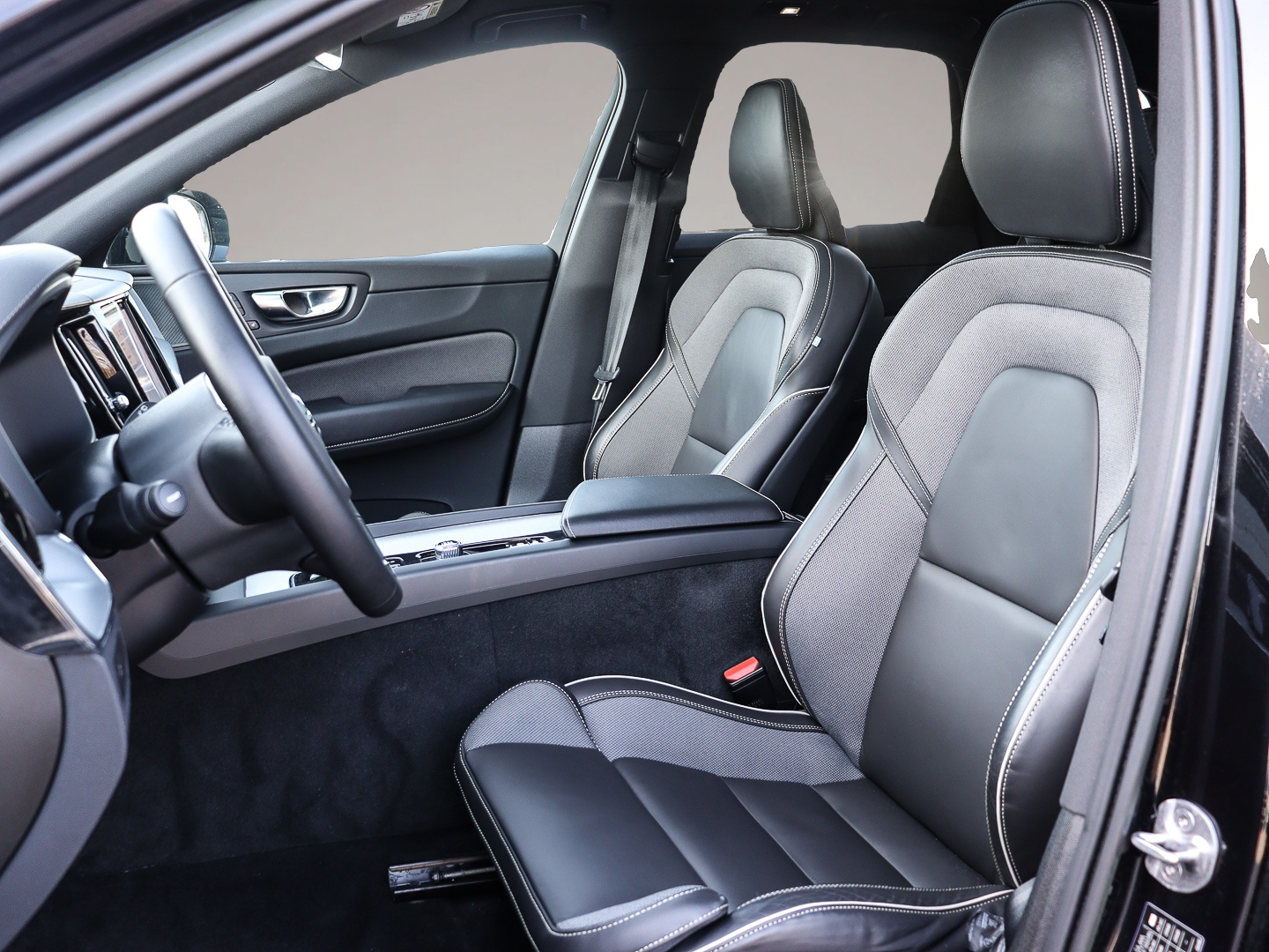 Bild 6 Volvo XC60 Ultimate Dark AWD B5 Diesel EU6d HUD StandH