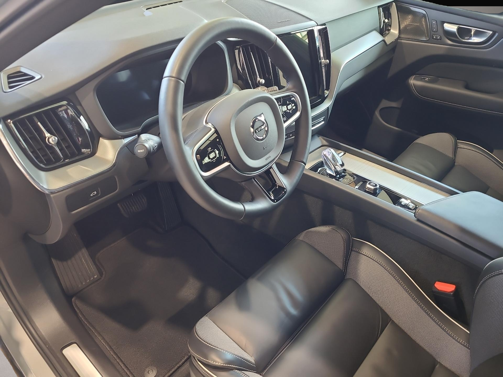 Bild 6 Volvo XC60 B5 (Benzin) Plus Dark AWD Automatik Bluetoo