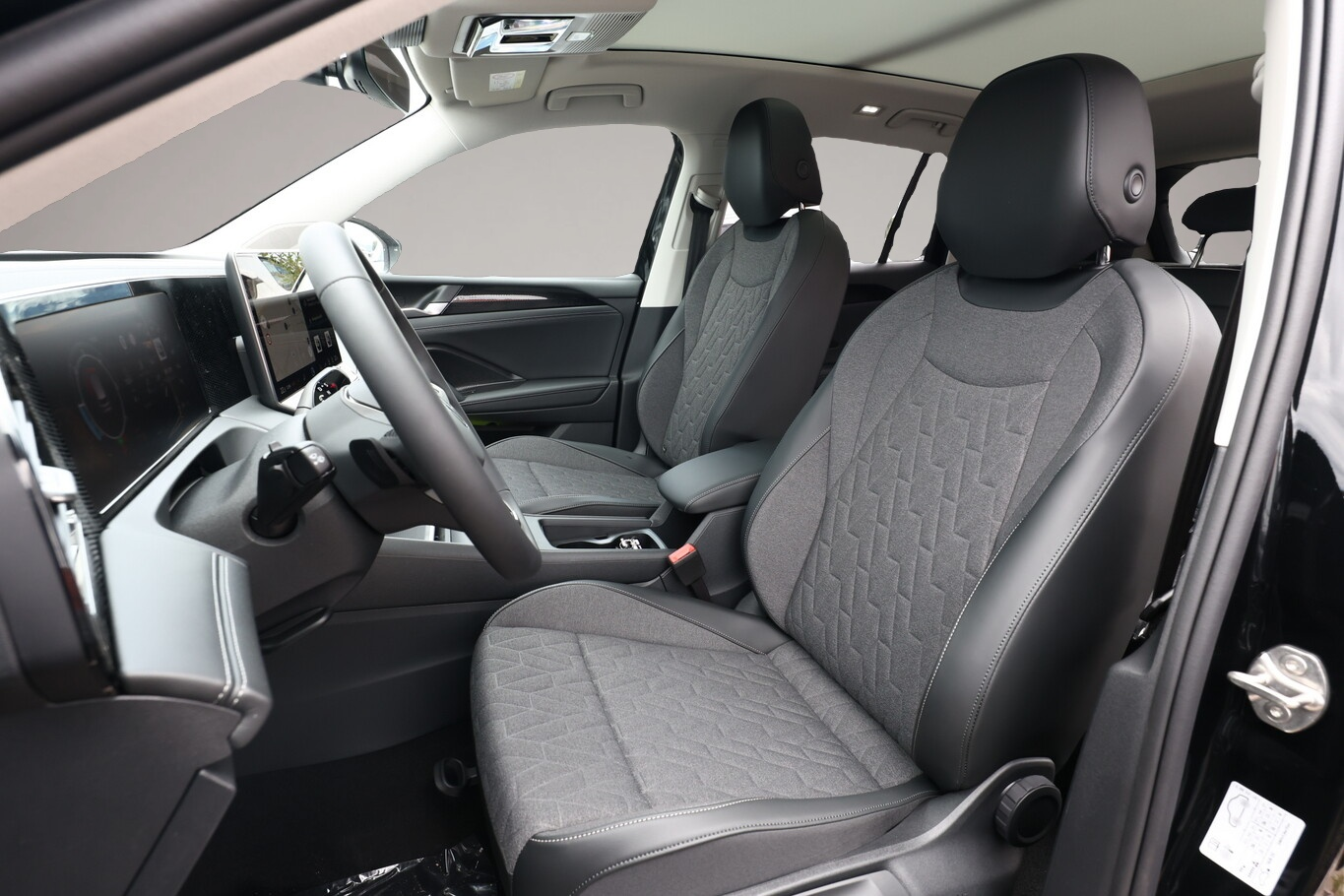 Fotografie 5 des Volkswagen Tiguan DSG LED+ Pano Nav 5JGar IQ.DRIVE LM18Z