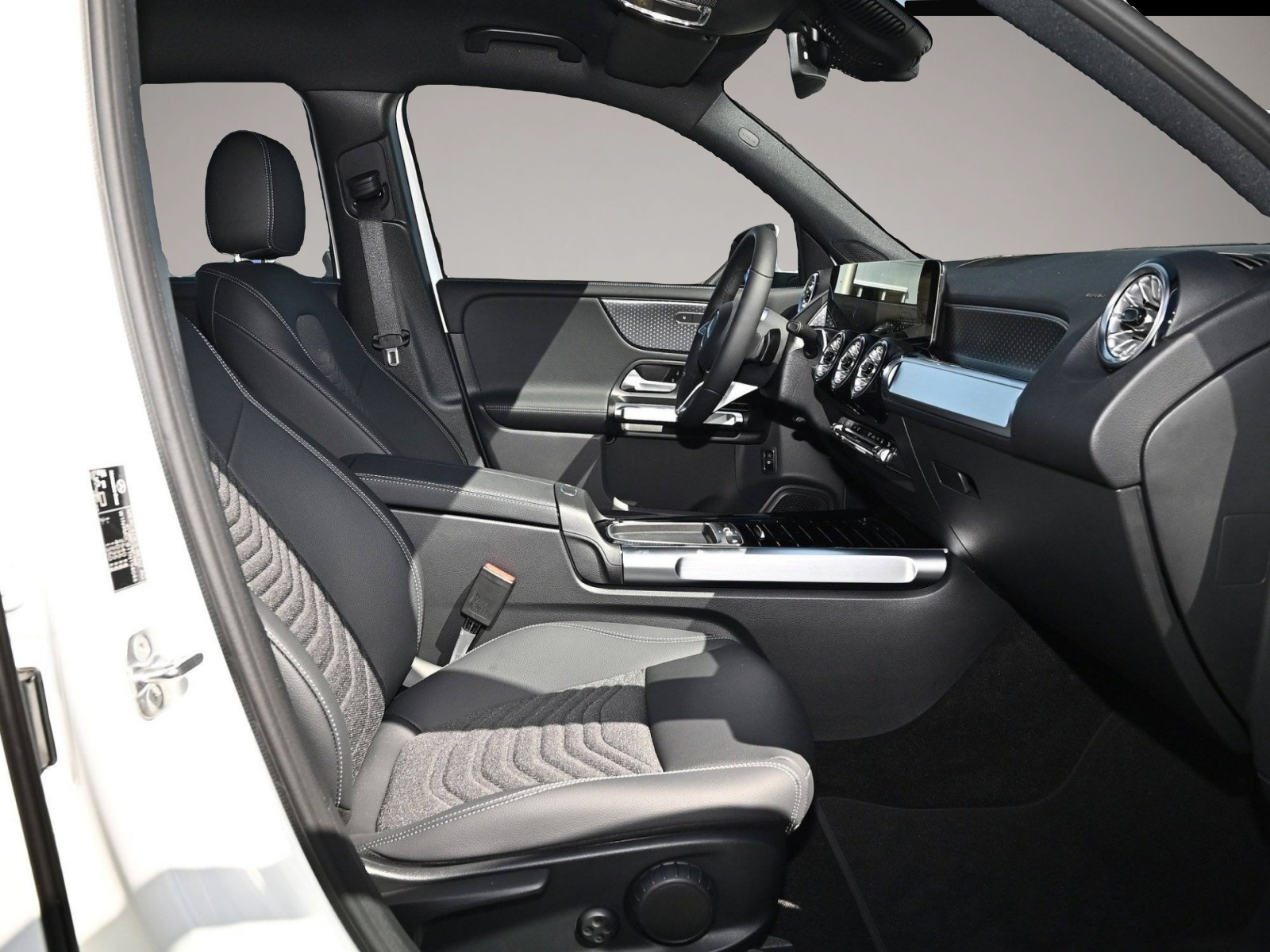 Bild 2 Mercedes-Benz EQB 250