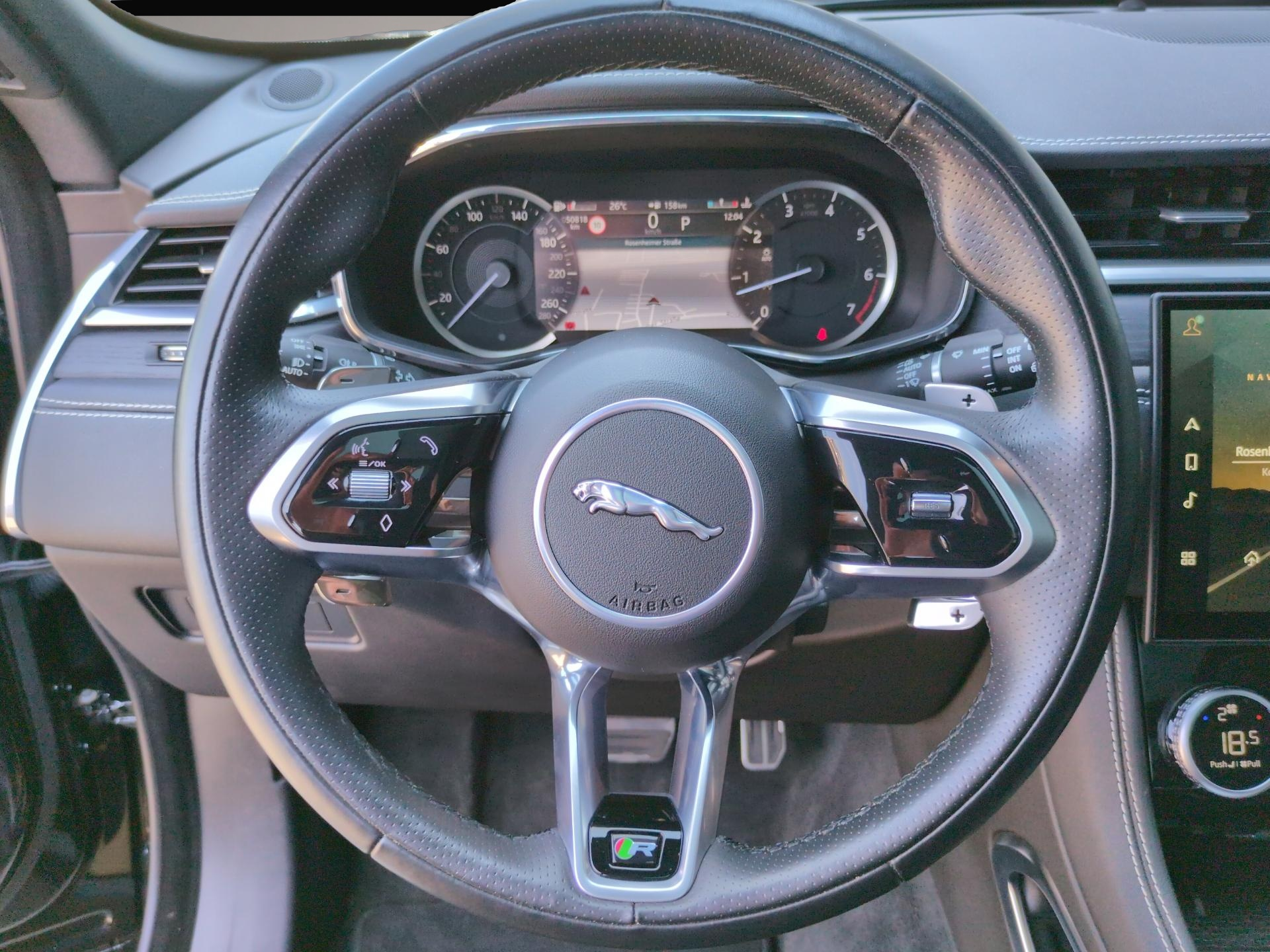 Bild 6 Jaguar F-Pace P250 R-Dynamic SE AWD AHK/Pano Fahrass-P.