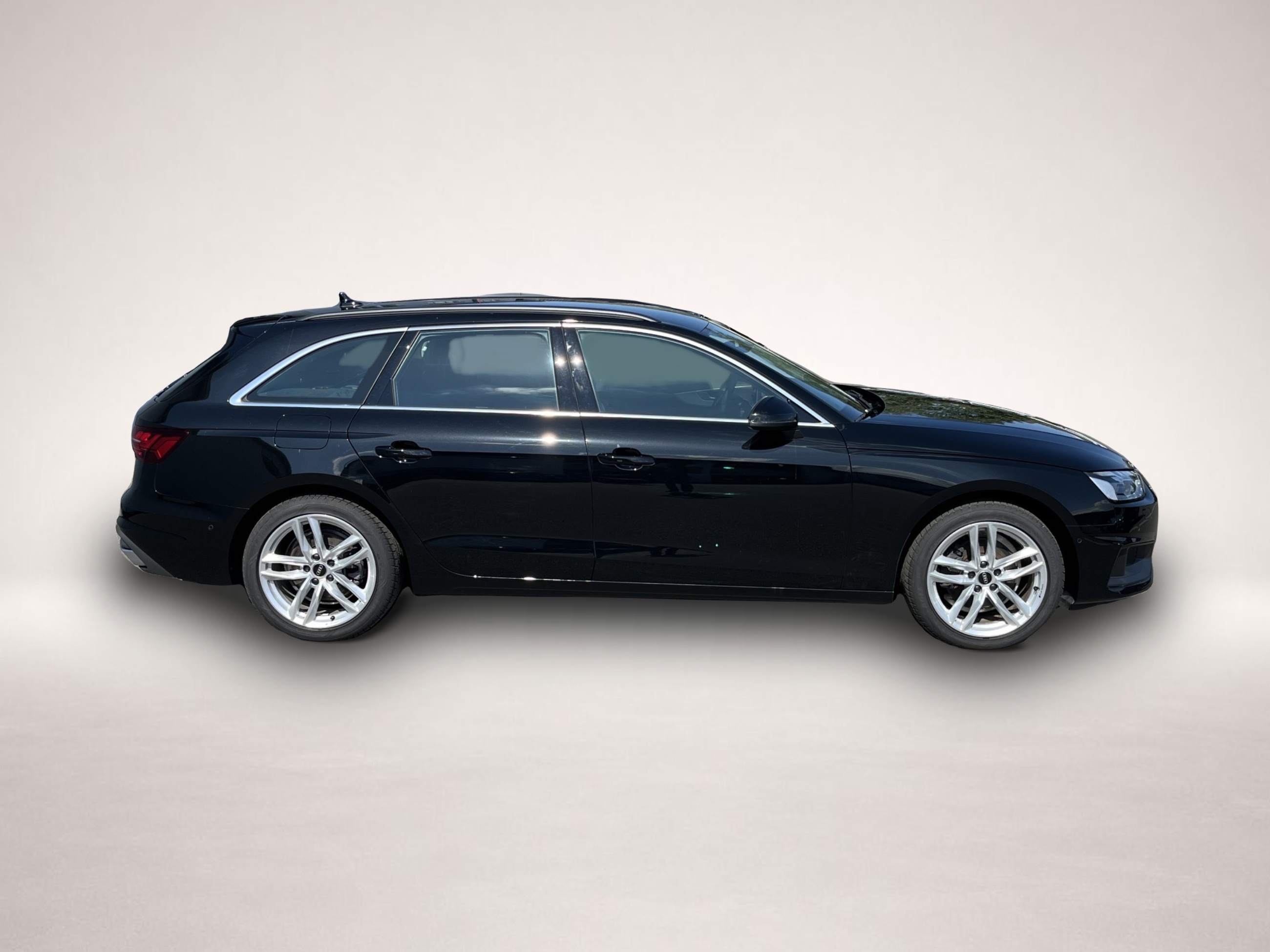 Fotografie des Audi A4 Avant 35 2.0 TDI S tronic AHK Navi ACC LED PD