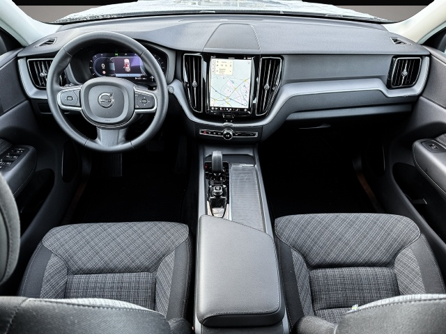 Fotografie des Volvo XC60 Core 2WD Digitales Cockpit Soundsystem LED