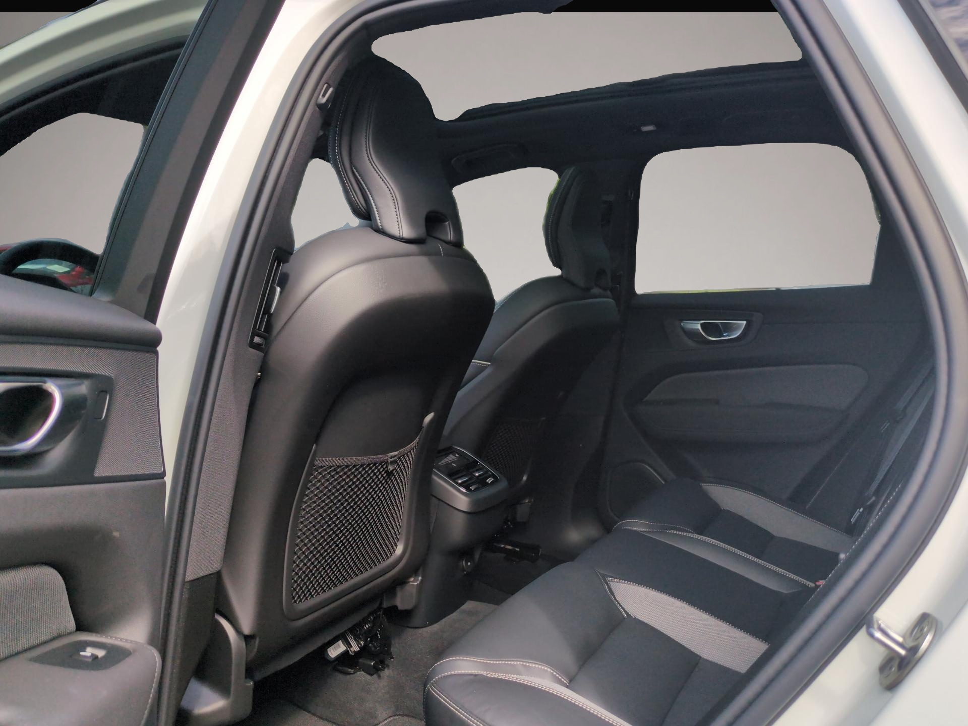 Bild 7 Volvo XC60 B5 (Benzin) Ultra Black Edition AWD Automat