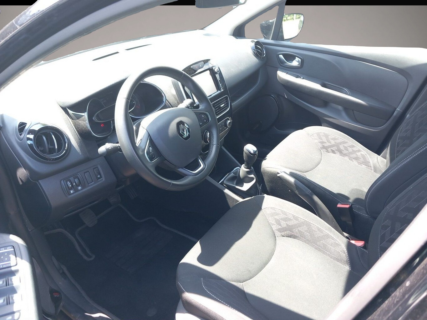 Bild 5 Renault Clio IV 0.9 TCe 90 Limited Nav PDC KeyL SHZ 16Z