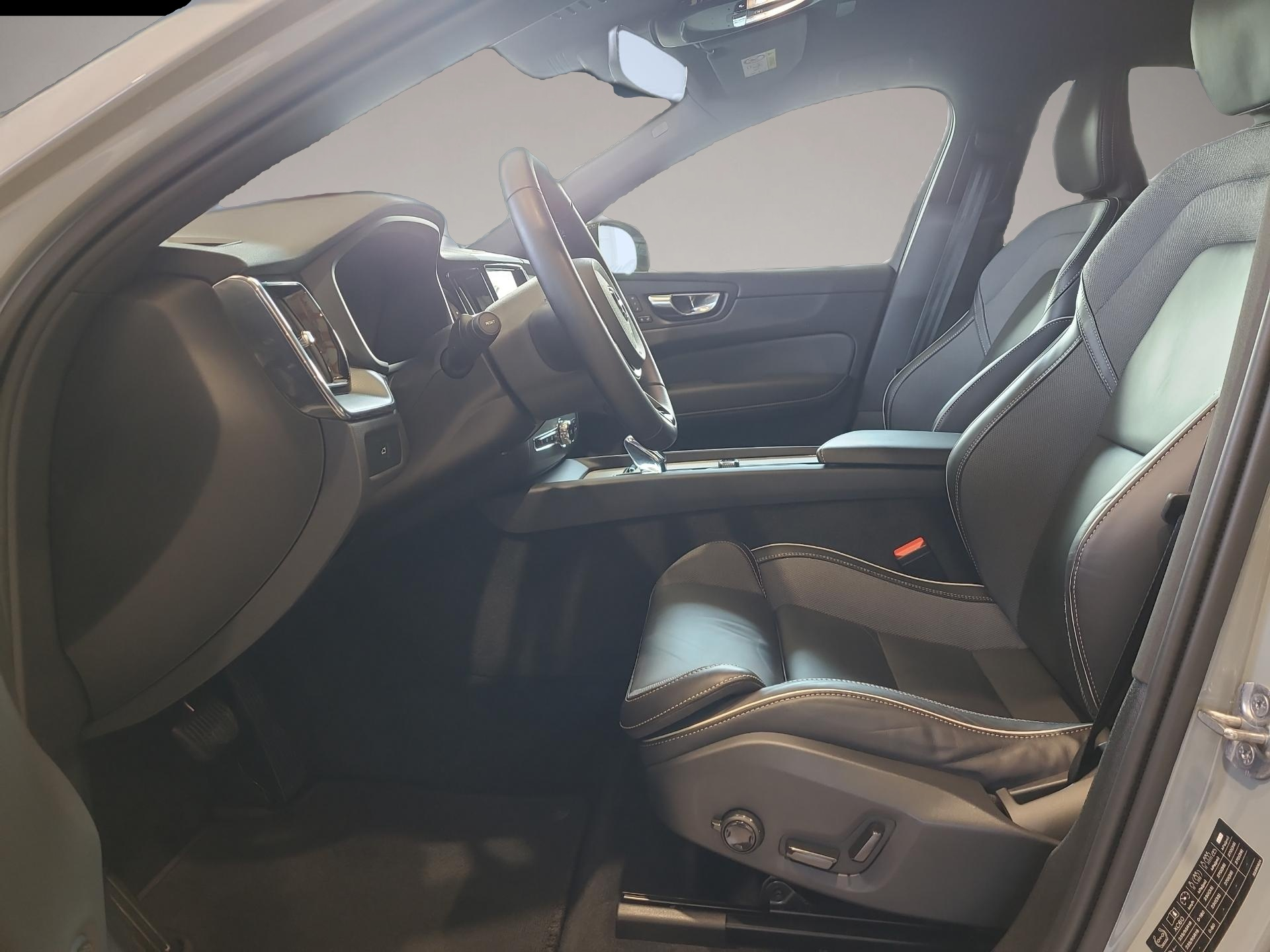Bild 5 Volvo XC60 B5 (Benzin) Plus Dark AWD Automatik Bluetoo