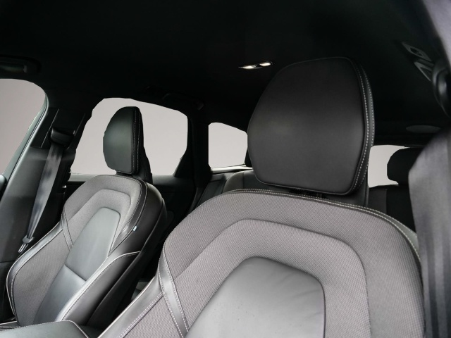 Fotografie des Volvo XC60 R Design B4 2WD Digitales Cockpit Memory Si
