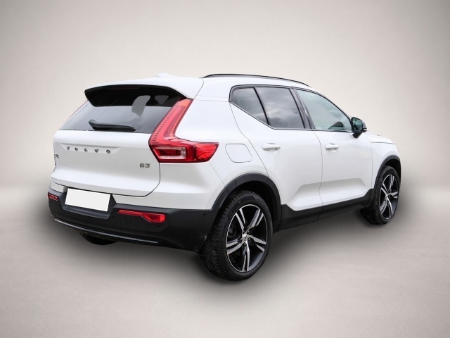 Fotografie des Volvo XC40 Plus Dark 2WD StandHZG Digitales Cockpit Me